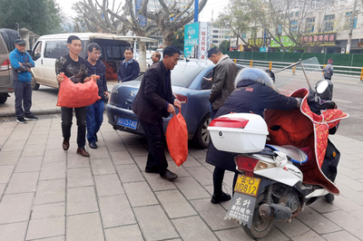 羅平煙草分公司機(jī)關(guān)干部職工踴躍購(gòu)買(mǎi)扶貧產(chǎn)品，大額資金彰顯責(zé)任擔(dān)當(dāng)